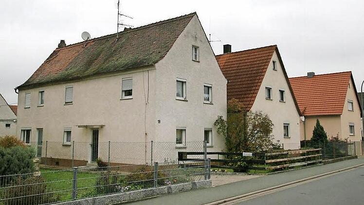 Erst nach Abriss von vier Anwesen an der Fabrikstraße kann das ehrgeizige Stadtentwicklungs-Projekt verwirklicht werden. Ein Objekt wird für die Zufahrt benötigt, drei noch bewohnte Häuser (Foto) sollen dem Bürgerhaus und einer Grünanlage weichen.   Archivfoto: Werner Baier