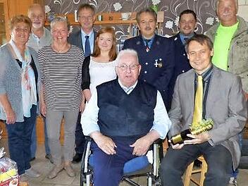 Josef Kremer mit Bürgermeister Roland Wolfrum (vorne) im Kreise der Familie, Gratulanten und Nachbarn.  Foto: Klaus-Peter Wulf