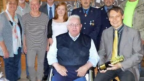 Josef Kremer mit Bürgermeister Roland Wolfrum (vorne) im Kreise der Familie, Gratulanten und Nachbarn.  Foto: Klaus-Peter Wulf