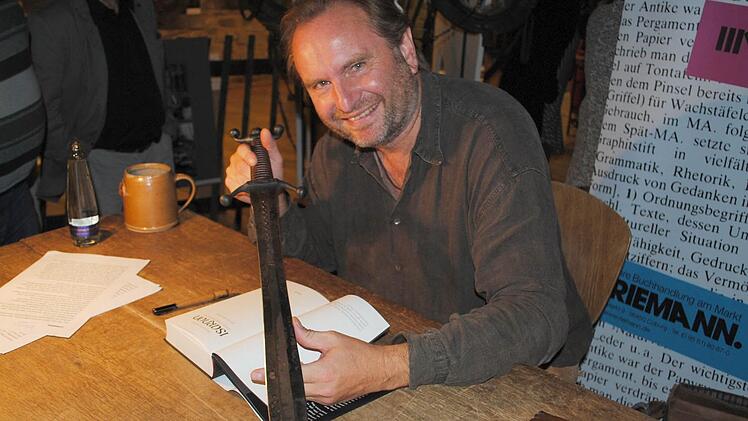 Helmut Vorndran mit dem nachgeschmiedeten Keltenschwert im Ahorner Gerätemuseum.  Fotos: Carolin Herrmann