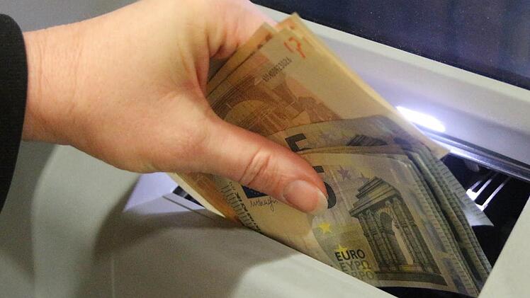 Ein 44 Jahre alter Mann hat neben einem Geldautomat in Würzburg mehr als 1000 Euro gefunden. Symbolfoto: Jochen Berger