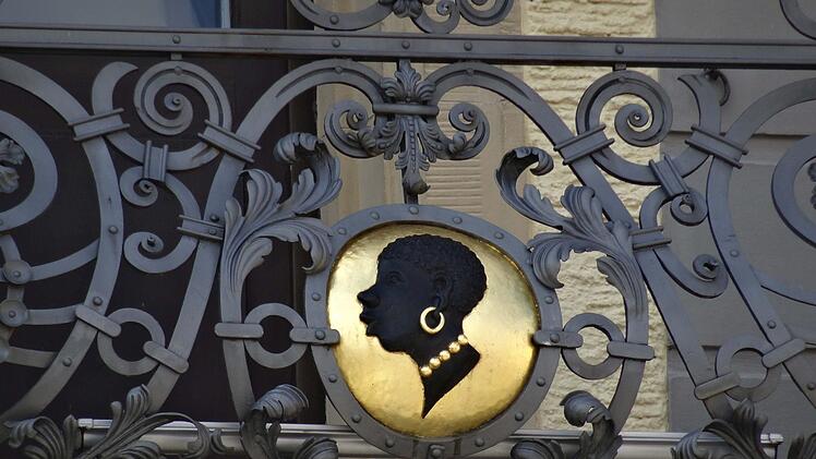 Stadtwappen am Rathausbalkon Foto: Jochen Berger