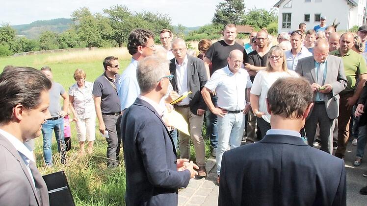 Rund 150 Anwohner waren gekommen, um bei der Ortsbegehung in Reuth mit Oberbürgermeister Kirschstein zu sprechen.  Foto: Jennifer Hauser