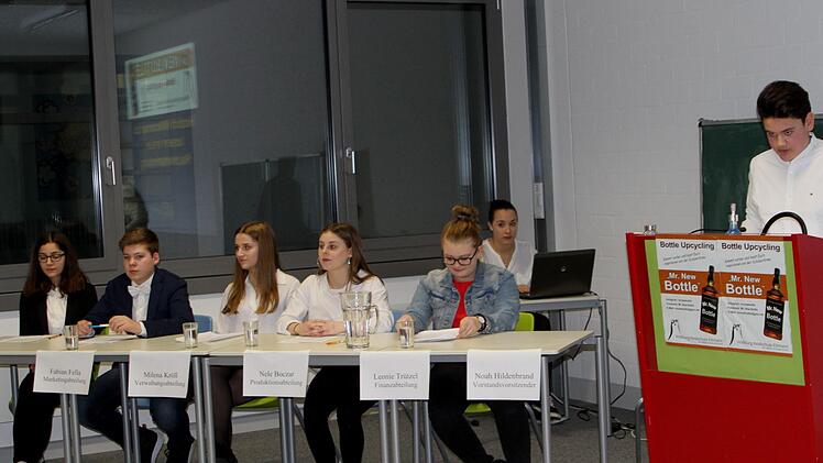 Vorstandsvorsitzender Noah Hildenbrand (rechts) bei seinem Bericht in der Hauptversammlung; von links im Bild die weiteren Vorstandsmitglieder Lena Langhans (Presse), Fabian Fella (Marketing), Milena Kröll (Verwaltung), Nele Boczar (Produktion) und Leonie Trützel (Finanzen)G. Geiling