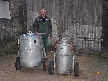 Reinhold Hofmann in seinem Bauernhof mit den beiden Milchtanks, die fr&uuml;her jeden zweiten Tag abgeholt wurden. In "Glanzzeiten" konnten an zwei Tagen etwa 270 Liter Milch verkauft werden. Foto: Arthur Stollberger