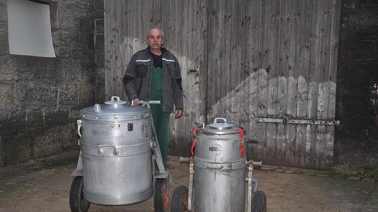 Reinhold Hofmann in seinem Bauernhof mit den beiden Milchtanks, die fr&uuml;her jeden zweiten Tag abgeholt wurden. In "Glanzzeiten" konnten an zwei Tagen etwa 270 Liter Milch verkauft werden. Foto: Arthur Stollberger