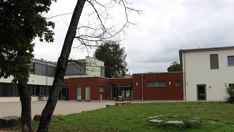 Die Schule in Pommersfelden soll wie die in Sambach Glasfaseranschluss bekommen. Um Kosten zu sparen, soll eine gemeinsame Trasse mit Schloss Weissenstein genutzt werden.Evi Seeger