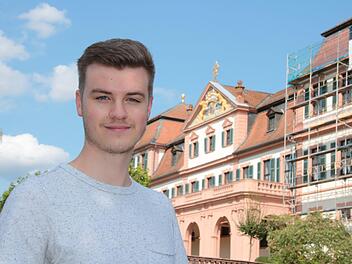 Paul Springer vor dem Roten Schloss in HammelburgRalf Ruppert