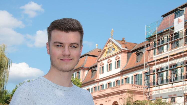 Paul Springer vor dem Roten Schloss in HammelburgRalf Ruppert