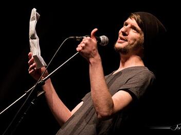 Den Erlangener Steven Mularczyk kennt das Münnerstädter Poetry Slam-Publikum aus dem Februar, als er den damaligen Slam gewann. Bei der dritten Auflage am 6. November ist er wieder mit dabei. Andi Pontanus