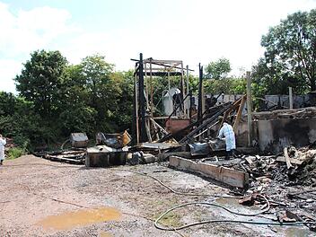 Brandfahnder der Kriminalpolizei Schweinfurt bei der Arbeit am Giebelhof. Foto: Johannes Schlereth