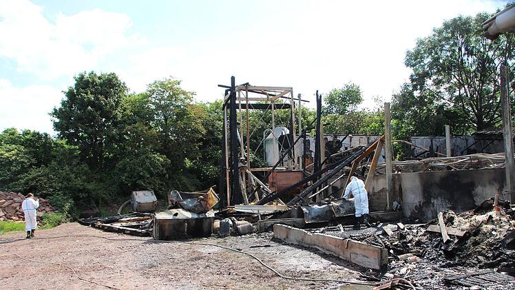 Brandfahnder der Kriminalpolizei Schweinfurt bei der Arbeit am Giebelhof. Foto: Johannes Schlereth