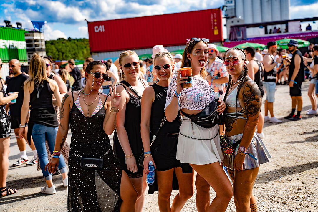 Einmalige Festivalwelt zwischen Stahl und Container.