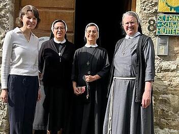Bei einem Besuch im Mutterhaus der Franziskusschwestern in Vierzehnheiligen tauschte sich Bundestagsabgeordnete Emmi Zeulner mit Schwester M. Beatriz Vásquez Mayta, Kongregationsleiterin M. Fanny Terán Tejeda und -vikarin M. Katharina Horn (v.l.) ...