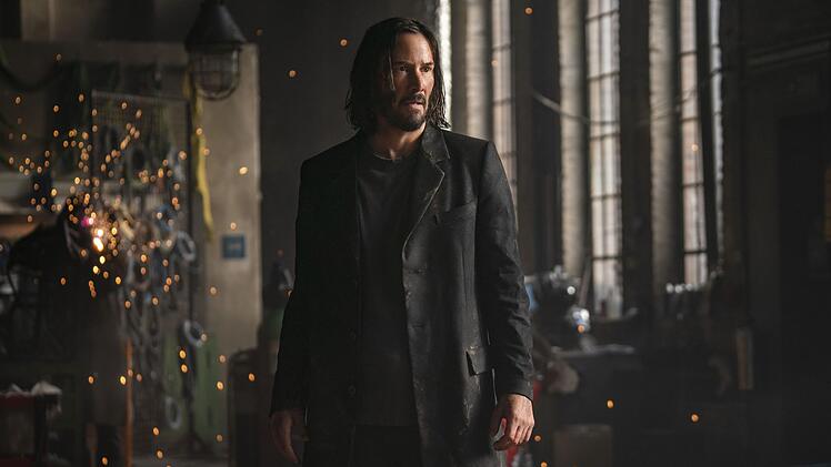 Neo (Keanu Reeves) greift auf seine besonderen F&auml;higkeiten zur&uuml;ck, um Trinity und sich zu retten.