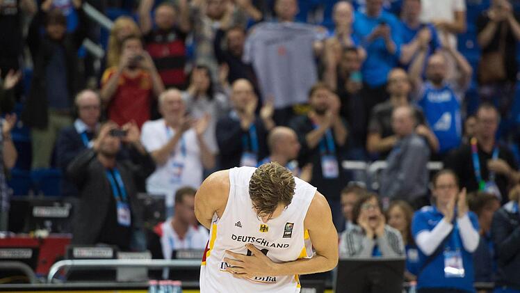 Beim Publikum bedankt sich der NBA-Star für den Applaus und die Unterstützung mit einer Verbeugung. Foto: Lukas Schulze/dpa