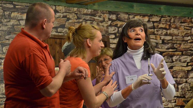 Eine Tetanusspritze, verabreicht von Ärztin Johanna Johannes (Birgit Sonnenberg), soll dem neuen Mühlenbesitzer Heinz Müller (Andreas Pfülb) verabreicht werden. Doch dieser hat Angst davor, weshalb seine Tochter Sabine ( Manuela Eckert) eingreifen muss. Foto: Kathrin Kupka-Hahn