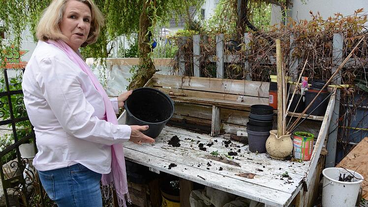 Kreativ im Garten: Rosemarie Hübner aus Katschenreuth verwirklicht in ihrer grünen Oase ihre Ideen und findet dabei Ruhe und Entspannung. Foto: Dagmar Besand