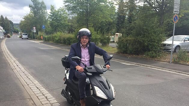 B&uuml;rgermeister Armin Warmuth testet den neuen E-Roller. Foto: Stadt