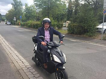 Bürgermeister Armin Warmuth testet den neuen E-Roller. Foto: Stadt
