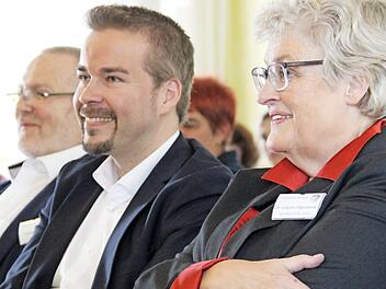 Eric Hempel (Mitte) und Gabriele Hilgenstock bei der Feierstunde. Im Hintergrund ist Klinikleiter Gotthard Lehner zu sehen. Foto: Katharina Müller-Sanke