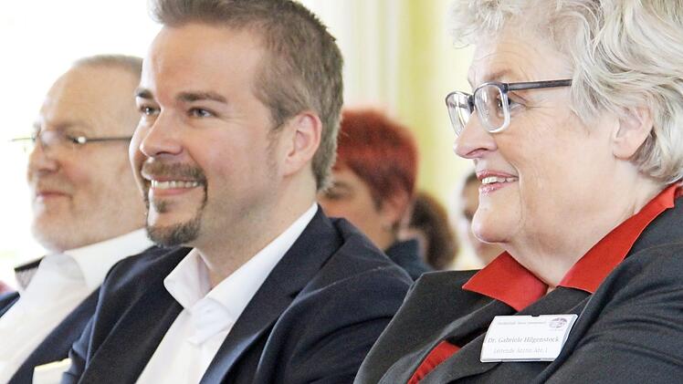 Eric Hempel (Mitte) und Gabriele Hilgenstock bei der Feierstunde. Im Hintergrund ist Klinikleiter Gotthard Lehner zu sehen. Foto: Katharina Müller-Sanke