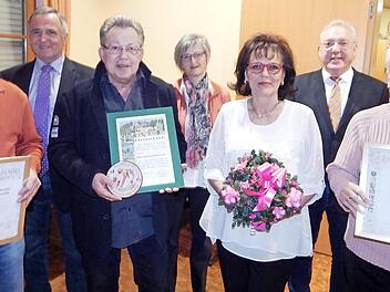 F&uuml;r langj&auml;hrige Mitgliedschaft wurden Harald W&uuml;rffel (links) und Ellen Pankrath (rechts) ausgezeichnet, f&uuml;r das sch&ouml;nste Anwesen das Ehepaar Lesch (vorne, Mitte). Dazu gratulierten (von links) Kreisvorsitzender G&uuml;nter Reif, Vorsitzende Christine Herold und B&uuml;rgermeister Harald H&uuml;bner. Foto: Horst Wunner