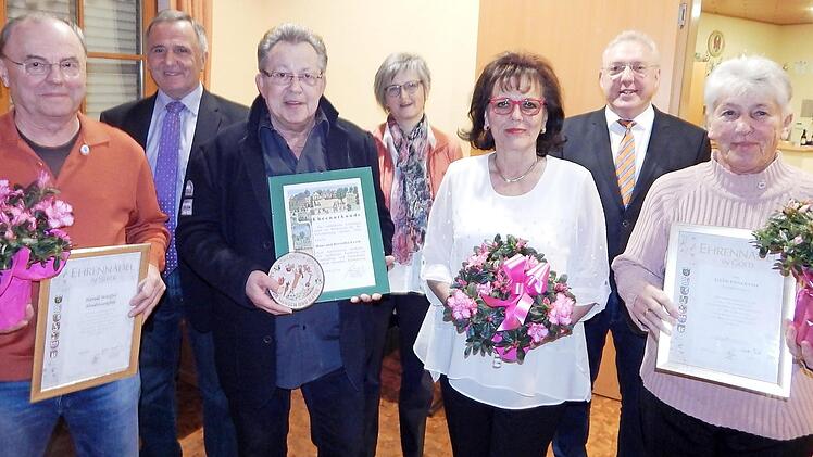 F&uuml;r langj&auml;hrige Mitgliedschaft wurden Harald W&uuml;rffel (links) und Ellen Pankrath (rechts) ausgezeichnet, f&uuml;r das sch&ouml;nste Anwesen das Ehepaar Lesch (vorne, Mitte). Dazu gratulierten (von links) Kreisvorsitzender G&uuml;nter Reif, Vorsitzende Christine Herold und B&uuml;rgermeister Harald H&uuml;bner. Foto: Horst Wunner
