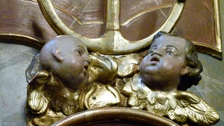 Das Rätsel über die Putte mit Glatze an der Kanzel der Institutskirche löst Ungeahntes aus. Fotos: Marion Krüger-Hundrup