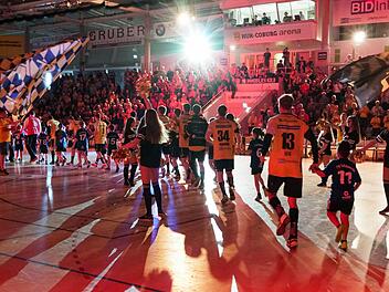 Obwohl am Samstagabend "nur" 1793 Zuschauer in die HUK-Arena kamen, war die Stimmung gegen Hildesheim wieder gut. Fotos: Hagen Lehmann
