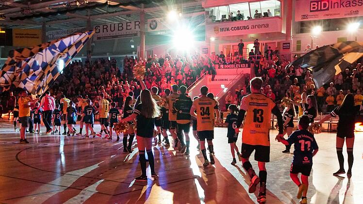 Obwohl am Samstagabend "nur" 1793 Zuschauer in die HUK-Arena kamen, war die Stimmung gegen Hildesheim wieder gut. Fotos: Hagen Lehmann