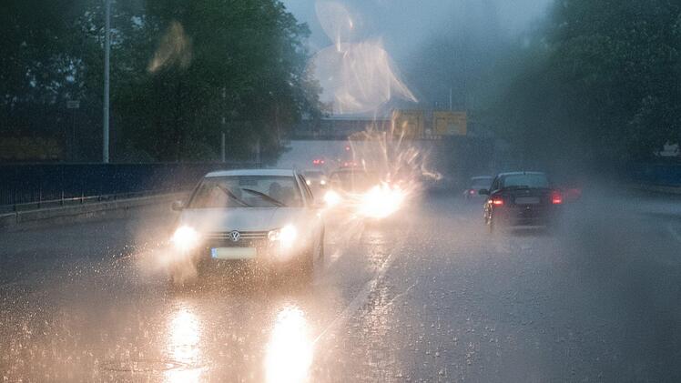 Am Vatertag krachte es in Franken gewaltig: Den ganzen Nachmittag und Abend über zogen schwere Gewitter über weite Teile Frankens hinweg. Leider soll auch der Muttertag 2018 ins Wasser fallen. Symbolfoto: Julian Stratenschulte/dpa