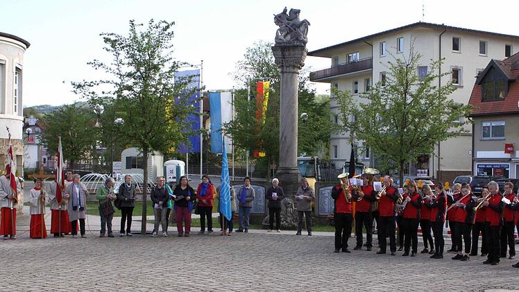 Gebetsstation zu Füßen des hl. Georg am alten Rathausplatz. Foto: Thomas Dill