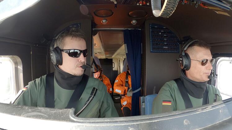 Piloten der deutschen Marine überwachen den Schiffsverkehr in der Ostsee. Jeden Tag fahren mehrere Schattentanker an der deutschen Küste entlang.
