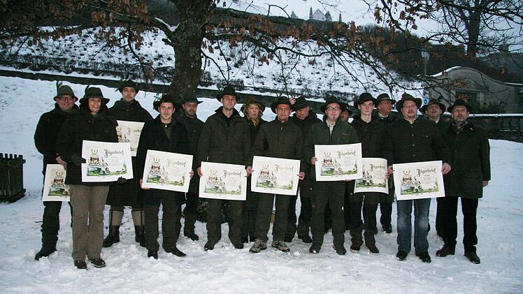 Zwölf neue Jäger wurden am Jägerstein mit dem Jägerschlag geehrt: Oliver Bauer, Jasmin Bauer (Marktzeuln), Dominik Stephan Gack (Mannsgereuth), Alexander Gold (Weißenbrunn), Mario Götz (Sonneberg), Peter Graß (Rugendorf), Kathrin Kutschka (Kronach), Thomas Lang (Pressig), Michael Leyendecker (Sonneberg), Sebastian Liebermann (Sonneberg), Johannes Ritz (Schneckenlohe) und Andreas Trebes (Steinwiesen).
