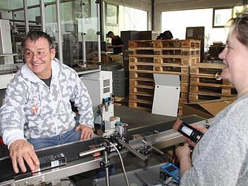 Wenn Viktor Block und Sonja Rienecker an der Codiermaschine sitzen, bleibt immer noch Zeit für ein kleines Schwätzchen. Fotos: Ulrike Müller