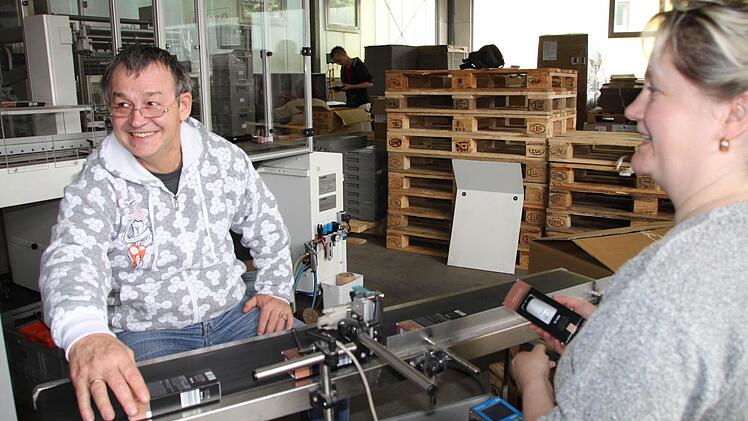 Wenn Viktor Block und Sonja Rienecker an der Codiermaschine sitzen, bleibt immer noch Zeit für ein kleines Schwätzchen. Fotos: Ulrike Müller