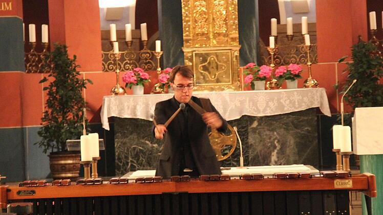 Christoph Günter am Marimbaphon mit "A little Prayer".