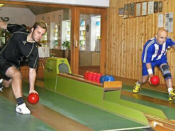 Ivan Zaloudik (rechts) brachte im Startpaar gegen den Burgkunstadter Sebastian Kestel (links) die Kasendorfer in Führung. Am Ende konnte aber nur noch ein weiterer seiner Mannschaftskameraden punkten. Foto: Monika Limmer