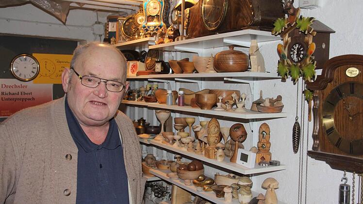 Einige seiner gedrechselten Werke sind hier zu sehen. Die Ideenvielfalt von Richard Ebert kennt keine Grenzen. Foto: Helmut Will
