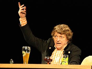 Erwin Pelzig im Zwiegespräch mit seinen imaginären Stammtischbrüdern Hartmut und Dr. Göbel. Foto: Ralf Ruppert