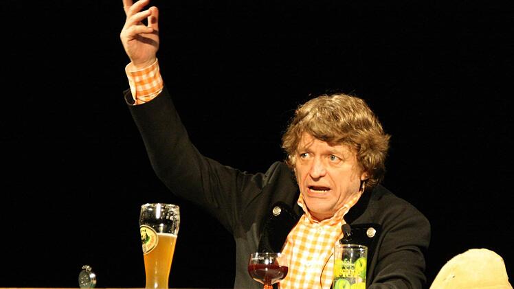 Erwin Pelzig im Zwiegespräch mit seinen imaginären Stammtischbrüdern Hartmut und Dr. Göbel. Foto: Ralf Ruppert