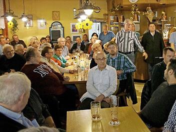 Gut 70 Bürger besuchten die Bürgerversammlung im Gasthaus Rambacher in Prappach und konfrontierten den Bürgermeister mit mancherlei Forderungen und Vorwürfen. Foto: Ulrike Langer