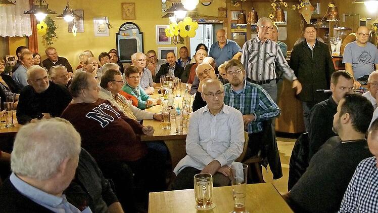 Gut 70 Bürger besuchten die Bürgerversammlung im Gasthaus Rambacher in Prappach und konfrontierten den Bürgermeister mit mancherlei Forderungen und Vorwürfen. Foto: Ulrike Langer