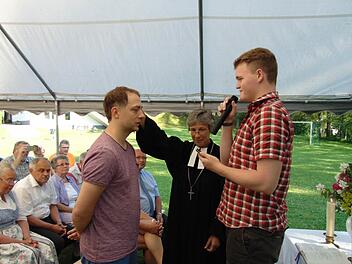 Dekanin Berthild Sachs legt Michael Stünn (l.) die Hand zum Segen auf. Foto: Petra Malbrich