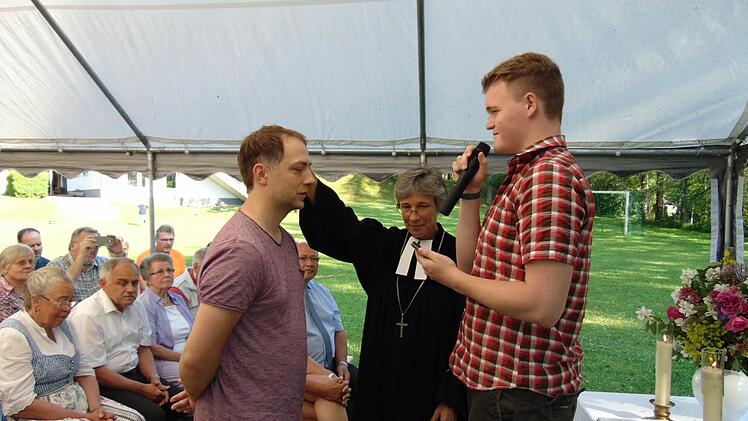 Dekanin Berthild Sachs legt Michael Stünn (l.) die Hand zum Segen auf. Foto: Petra Malbrich