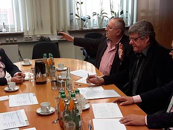 Beim Arbeitsgespräch über den geplanten "Wohnpark Alte Post" im März im Rathaus mit Bürgermeisterin Brigitte Meyerdierks waren sie noch ein Herz und eine Seele. Mittlerweile gehen Projektentwickler Günther Rieker (hinten rechts) und Immobilienleiter Francesco Ranieri (vorn rechts) getrennte Wege. Foto: Rolf Pralle