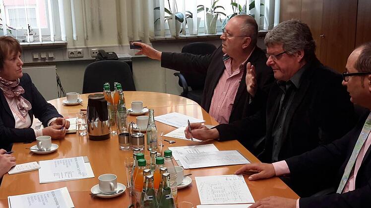 Beim Arbeitsgespräch über den geplanten "Wohnpark Alte Post" im März im Rathaus mit Bürgermeisterin Brigitte Meyerdierks waren sie noch ein Herz und eine Seele. Mittlerweile gehen Projektentwickler Günther Rieker (hinten rechts) und Immobilienleiter Francesco Ranieri (vorn rechts) getrennte Wege. Foto: Rolf Pralle