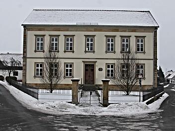 In der alten Schule in Memmelsdorf, die als Veranstaltungsraum von Vereinen genutzt wird, werden einige schadhafte Heizkörper ausgetauscht. Das hat der Gemeinderat am Montagabend beschlossen.  Foto: Helmut Will