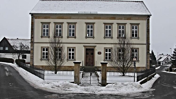 In der alten Schule in Memmelsdorf, die als Veranstaltungsraum von Vereinen genutzt wird, werden einige schadhafte Heizkörper ausgetauscht. Das hat der Gemeinderat am Montagabend beschlossen.  Foto: Helmut Will